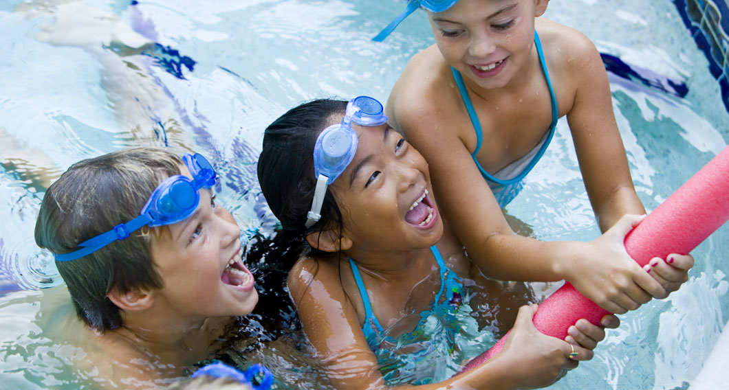 kids in a pool in smyrna apartments